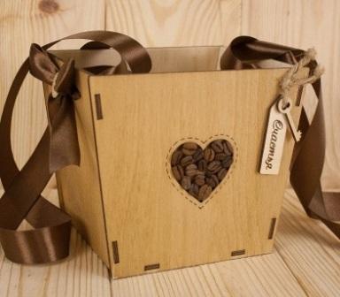 ПУ424-00-1717 Подарочная коробка-сумка с кофе (16,5*12*14) фанера, оформл. фото, картинки