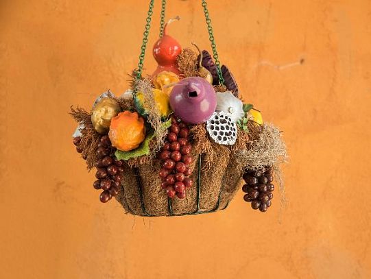 Декор для кухни: настенное панно из фруктовых и овощных муляжей